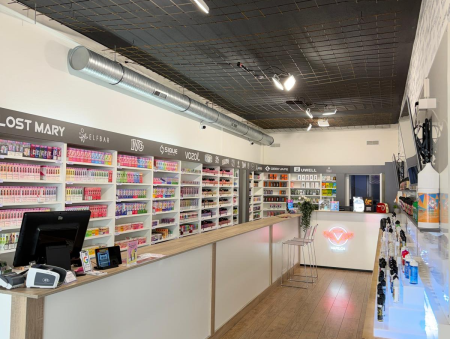 Innenansicht des E-Zigaretten Shops Vape Heaven in Uster mit Regalen voller Vapes, E-Liquids und Zubehör sowie Beratungstheke im Laden