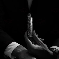 ELFBAR ELFA Master Limited Edition in Obsidian Black – elegante Pod-E-Zigarette in der Hand gehalten, edles Facettendesign.