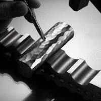 Gravurprozess der ELFBAR ELFA Master Limited Edition – handgefertigte Details auf der strukturierten Oberfläche.