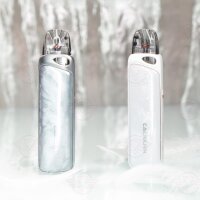 Uwell Caliburn G4 Pro Pearl White und Frost Silver – elegante Doppelansicht im Lifestyle-Setting.
