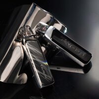 Uwell Caliburn G4 Pro in Stripe Black und Pearl Silver – hochwertige Metall-Optik in moderner Szene.