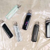 Uwell Caliburn G4 Pro – Übersicht aller Farbvarianten in stilvollem Lifestyle-Setting: Light Green, Frost White, Pearl White, Iron Gray, Stripe Black und Pearl Silver.
