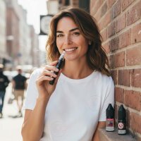 KIWI Neueinsteiger-Bundle Lifestyle – Frau genießt das Kiwi Spark Pod-System mit Drifter und Don Cristo Aroma-Liquids.